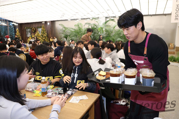 [서울=뉴시스] 추상철 기자 = 키움히어로즈 선수들이 지난 6일 서울 양천구 현대백화점 목동점에서 '2025 연말자선행사'를 하고 있다. (사진= 키움히어로즈 제공) 2025.12.07. photo@newsis.com *재판매 및 DB 금지