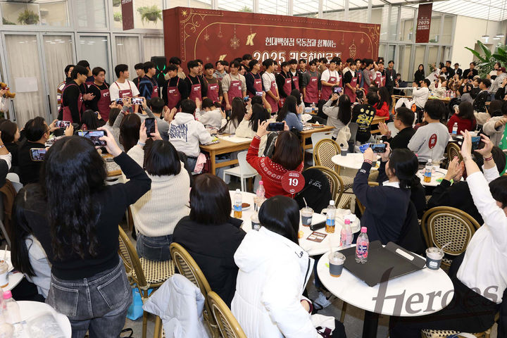 [서울=뉴시스] 추상철 기자 = 키움히어로즈 선수들이 지난 6일 서울 양천구 현대백화점 목동점에서 '2025 연말자선행사'를 하고 있다. (사진= 키움히어로즈 제공) 2025.12.07. photo@newsis.com *재판매 및 DB 금지