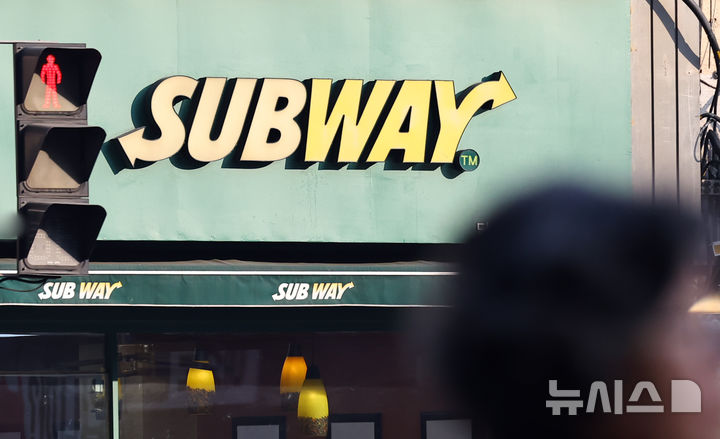 [서울=뉴시스] 최진석 기자 = 서울의 한 써브웨이(Subway) 매장 앞을 시민이 지나가고 있다. 2025.12.07. myjs@newsis.com