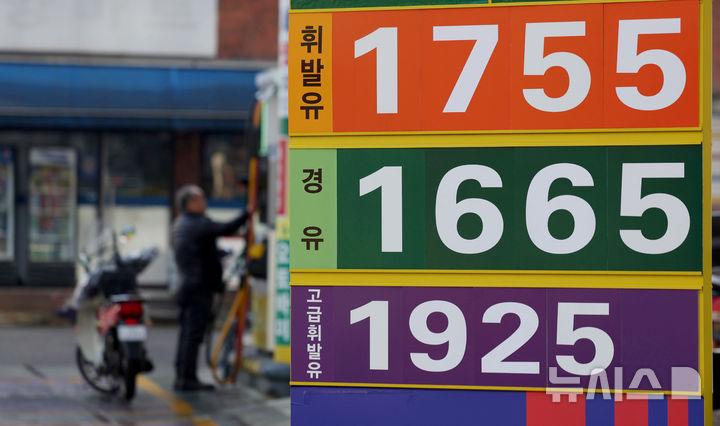 [서울=뉴시스] 김진아 기자 = 국내 기름값이 6주 연속 상승한 7일 서울의 한 주유소에 휘발유와 경유 가격이 게시되어 있다.  6일 한국석유공사 유가정보시스템 오피넷에 따르면 12월 첫째 주(11월30일~12월4일) 전국 주유소 휘발유 판매가는 리터(ℓ)당 1746.7원으로 직전 주 대비 1.7원 상승했다. 같은 기간 전국 주유소의 경유 판매가는 리터당 1662.9원으로, 직전 주보다 2.5원 비싸게 판매됐다. 2025.12.07. bluesoda@newsis.com