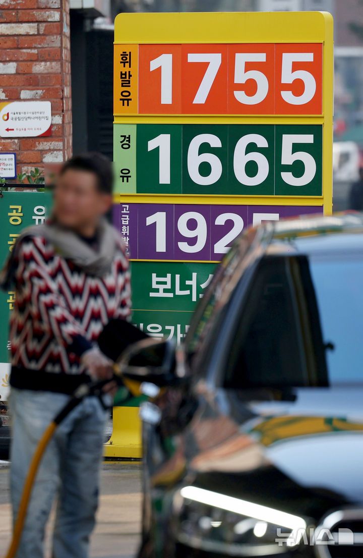 [서울=뉴시스] 김진아 기자 = 국내 기름값이 6주 연속 상승한 7일 서울의 한 주유소에 휘발유와 경유 가격이 게시되어 있다.  6일 한국석유공사 유가정보시스템 오피넷에 따르면 12월 첫째 주(11월30일~12월4일) 전국 주유소 휘발유 판매가는 리터(ℓ)당 1746.7원으로 직전 주 대비 1.7원 상승했다. 같은 기간 전국 주유소의 경유 판매가는 리터당 1662.9원으로, 직전 주보다 2.5원 비싸게 판매됐다. 2025.12.07. bluesoda@newsis.com