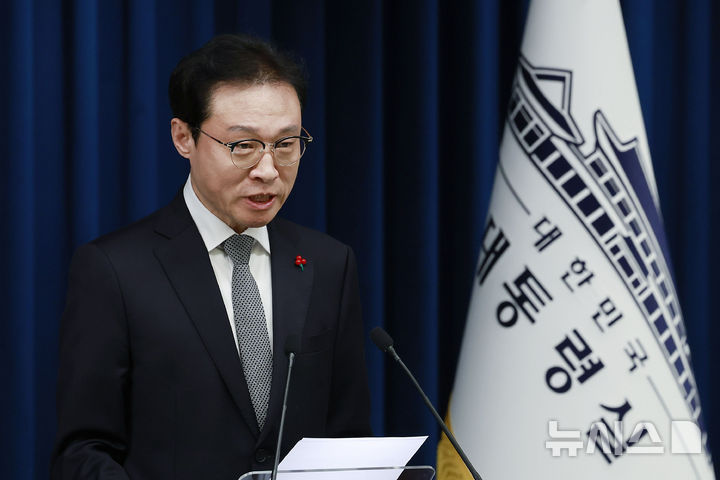 [서울=뉴시스] 최동준 기자 = 이규연 홍보소통수석이 7일 서울 용산 대통령실 청사에서 김호철 감사원장 후보자 인선 관련 브리핑을 하고 있다. 2025.12.07. photocdj@newsis.com