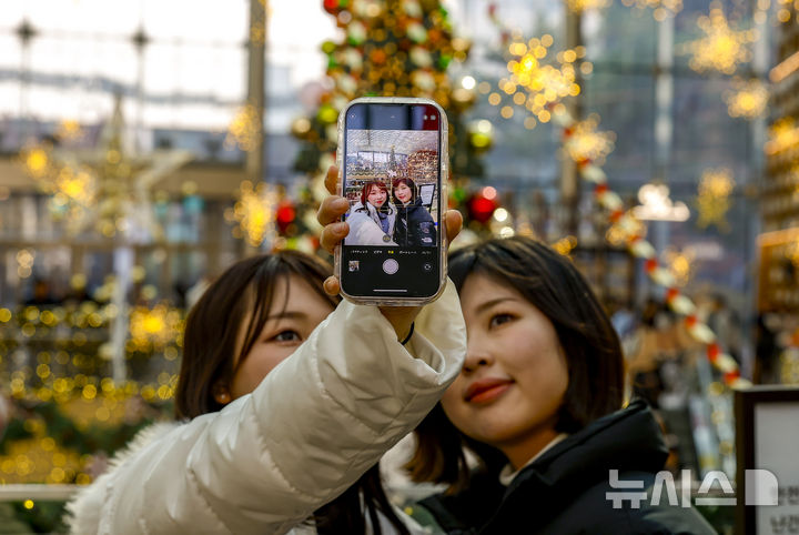 [서울=뉴시스] 정병혁 기자 = 7일 서울 강남구 코엑스를 찾은 시민과 여행객들이 크리스마스 트리 앞에서 사진을 찍으며 즐거운 시간을 보내고 있다. 2025.12.07. jhope@newsis.com