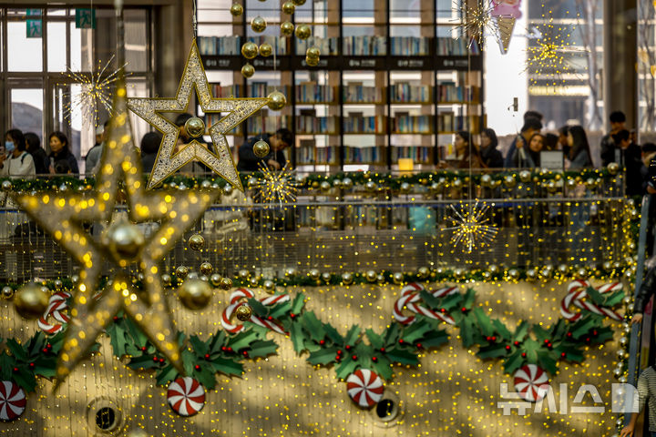 [서울=뉴시스] 정병혁 기자 = 7일 서울 강남구 코엑스를 찾은 시민과 여행객들이 크리스마스 트리 앞에서 사진을 찍으며 즐거운 시간을 보내고 있다. 2025.12.07. jhope@newsis.com