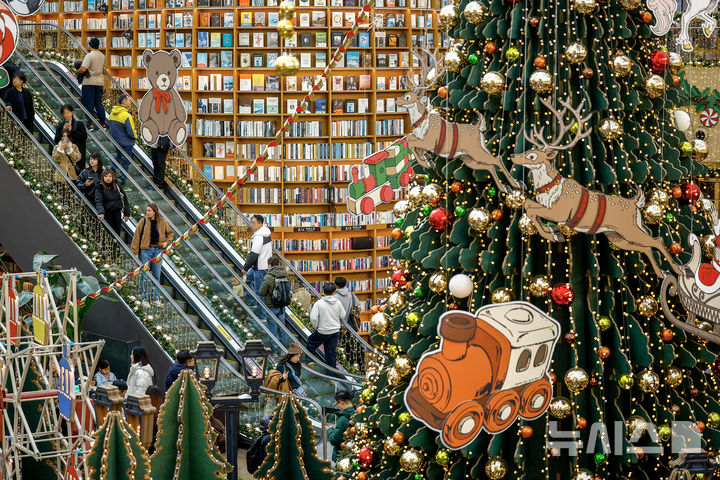 [서울=뉴시스] 정병혁 기자 = 7일 서울 강남구 코엑스를 찾은 시민과 여행객들이 크리스마스 트리 앞에서 사진을 찍으며 즐거운 시간을 보내고 있다. 2025.12.07. jhope@newsis.com