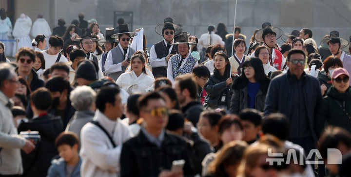 [서울=뉴시스] 추상철 기자 = 절기상 대설, 겨울답지 않은 포근한 날씨를 보인 7일 오후 서울 종로구 경복궁이 관광객으로 붐비고 있다. 2025.12.07. scchoo@newsis.com