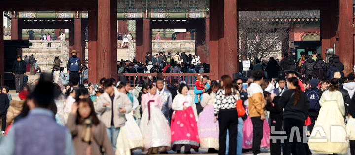 [서울=뉴시스] 추상철 기자 = 절기상 대설, 겨울답지 않은 포근한 날씨를 보인 7일 오후 서울 종로구 경복궁이 관광객으로 붐비고 있다. 2025.12.07. scchoo@newsis.com