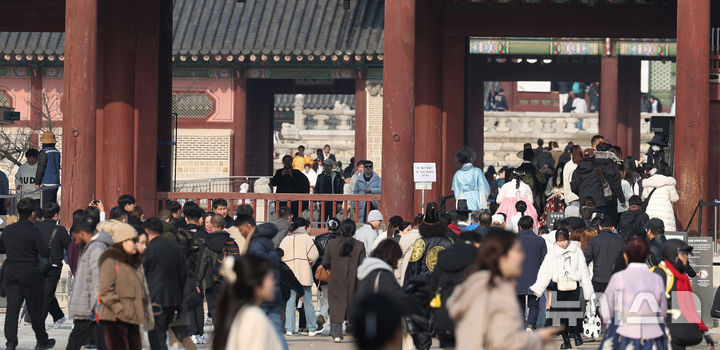 [서울=뉴시스] 추상철 기자 = 절기상 대설, 겨울답지 않은 포근한 날씨를 보인 7일 오후 서울 종로구 경복궁이 관광객으로 붐비고 있다. 2025.12.07. scchoo@newsis.com