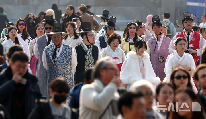 [서울=뉴시스] 추상철 기자 = 절기상 대설, 겨울답지 않은 포근한 날씨를 보인 7일 오후 서울 종로구 경복궁이 관광객으로 붐비고 있다. 2025.12.07. scchoo@newsis.com