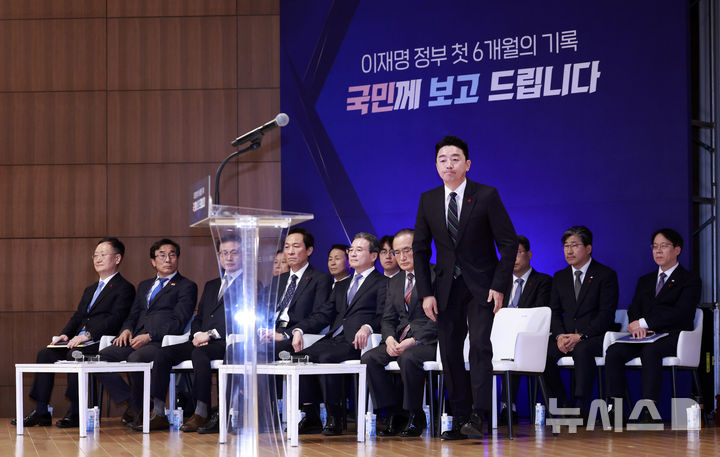 [서울=뉴시스] 최동준 기자 = 강훈식 비서실장이 7일 서울 용산 대통령실 청사에서 열린 3실장 및 수석비서관 '대통령실 6개월 성과 간담회'에서 발언하기 위해 단상을 향하고 있다. 2025.12.07. photocdj@newsis.com