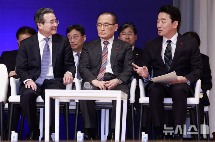 [서울=뉴시스] 최동준 기자 = 김용범(왼쪽부터) 정책실장, 위성락 국가안보실장, 강훈식 비서실장이 7일 서울 용산 대통령실 청사에서 열린 3실장 및 수석비서관 '대통령실 6개월 성과 간담회'에 앞서 대화를 나누고 있다. 2025.12.07. photocdj@newsis.com