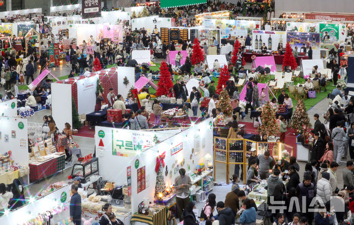 [대구=뉴시스] 이무열 기자 = 7일 대구 북구 엑스코에서 열린 ‘2025 대구 크리스마스 페어’를 찾은 시민들이 크리스마스트리와 장식 소품을 살펴보고 있다. 2025.12.07. lmy@newsis.com