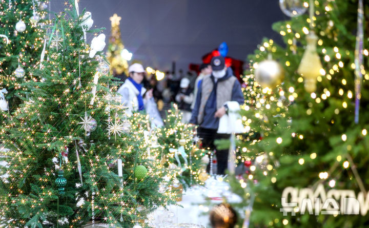 [대구=뉴시스] 이무열 기자 = 7일 대구 북구 엑스코에서 열린 ‘2025 대구 크리스마스 페어’를 찾은 시민들이 크리스마스트리와 장식 소품을 살펴보고 있다. 2025.12.07. lmy@newsis.com