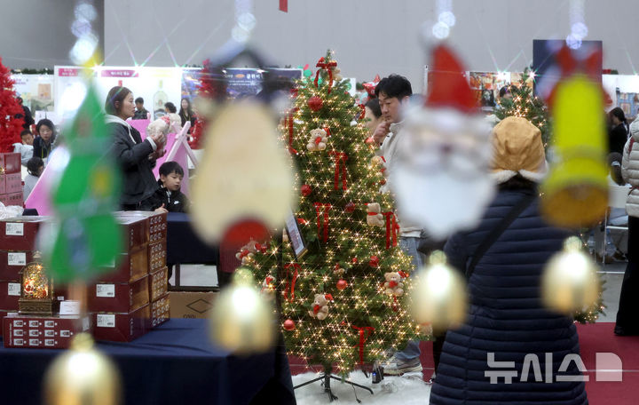 [대구=뉴시스] 이무열 기자 = 7일 대구 북구 엑스코에서 열린 ‘2025 대구 크리스마스 페어’를 찾은 시민들이 크리스마스트리와 장식 소품을 살펴보고 있다. 2025.12.07. lmy@newsis.com