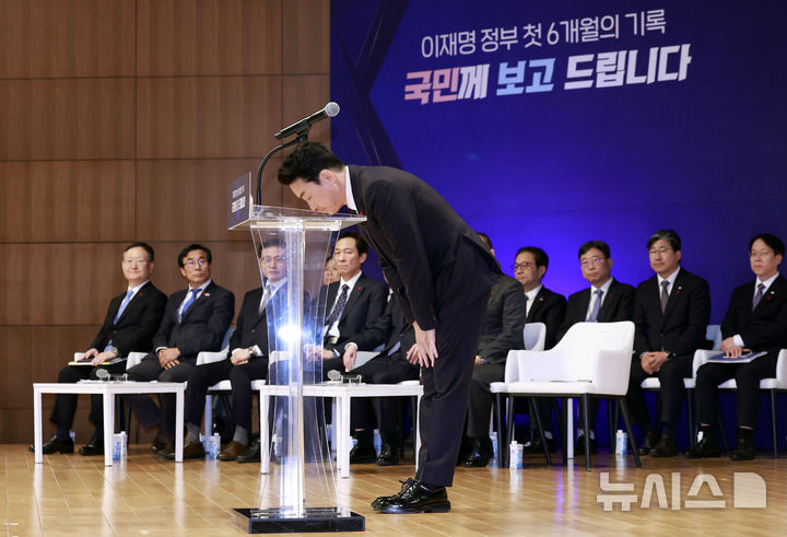 [서울=뉴시스] 최동준 기자 = 강훈식 비서실장이 7일 서울 용산 대통령실 청사에서 열린 3실장 및 수석비서관 '대통령실 6개월 성과 간담회'에서 인사하고 있다. 2025.12.07. photocdj@newsis.com