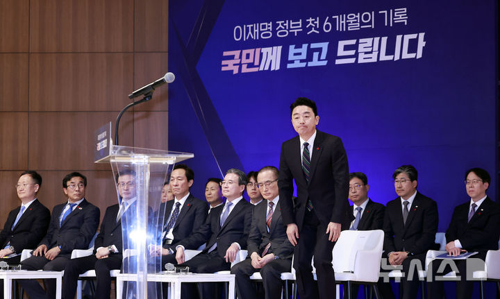 [서울=뉴시스] 최동준 기자 = 강훈식 비서실장이 7일 서울 용산 대통령실 청사에서 열린 3실장 및 수석비서관 '대통령실 6개월 성과 간담회'에서 발언하기 위해 마이크로 향하고 있다. 2025.12.07. photocdj@newsis.com