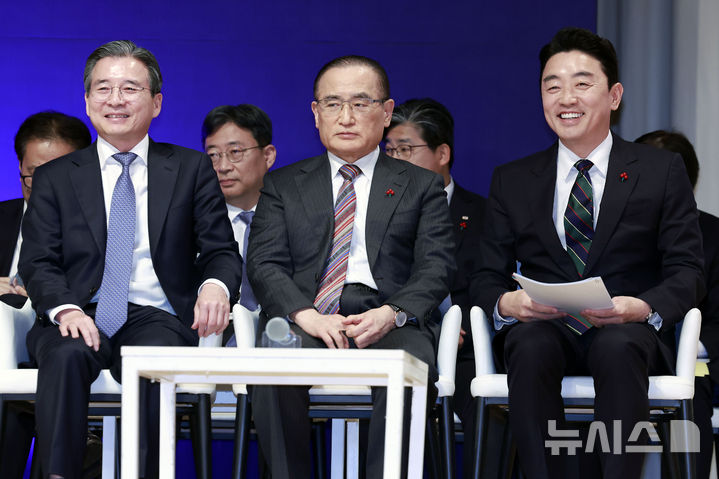 [서울=뉴시스] 최동준 기자 = 강훈식(오른쪽부터) 비서실장, 위성락 국가안보실장, 김용범 정책실장이 7일 서울 용산 대통령실 청사에서 열린 3실장 및 수석비서관 '대통령실 6개월 성과 간담회'에서 대화하고 있다. 2025.12.07. photocdj@newsis.com