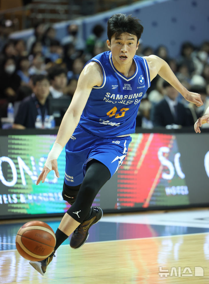 [서울=뉴시스] 황준선 기자 = 지난 7일 서울 송파구 잠실실내체육관에서 열린 2025~2026시즌 LG전자 프로농구 정규리그 고양 소노 스카이거너스와 서울 삼성 썬더스의 경기, 삼성 이대성이 돌파하고 있다. 2025.12.07. hwang@newsis.com