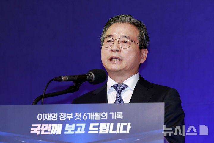 [서울=뉴시스] 최동준 기자 = 김용범 정책실장이 7일 서울 용산 대통령실 청사에서 열린 3실장 및 수석비서관 '대통령실 6개월 성과 간담회'에서 성과에 대해 프레젠테이션하고 있다. 2025.12.07. photocdj@newsis.com