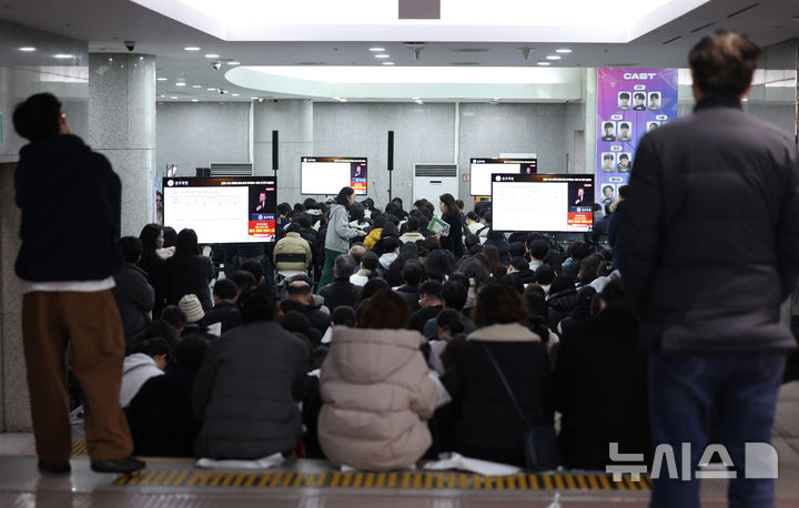 [서울=뉴시스] 김진아 기자 =지난 7일 서울 종로구 성균관대학교 600주년 기념관에서 열린 종로학원 주최 2026 정시 합격 가능선 예측 및 지원전략 설명회에 들어가지 못한 참석자들이 복도에서 설명회를 듣고 있는 모습. 2025.12.07. bluesoda@newsis.com