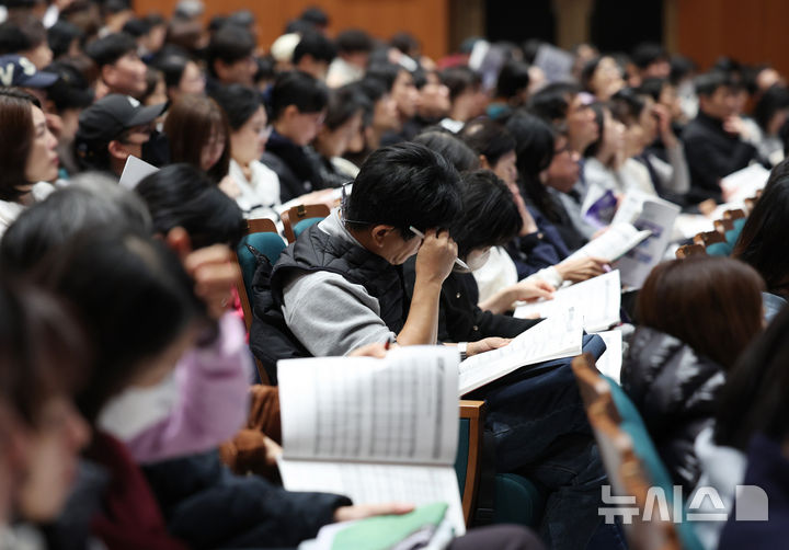 [서울=뉴시스] 김진아 기자 = 7일 서울 종로구 성균관대학교 600주년 기념관에서 열린 종로학원 주최 2026 정시 합격 가능선 예측 및 지원전략 설명회에서 참석자들이 자료를 살펴보고 있다. 2025.12.07. bluesoda@newsis.com