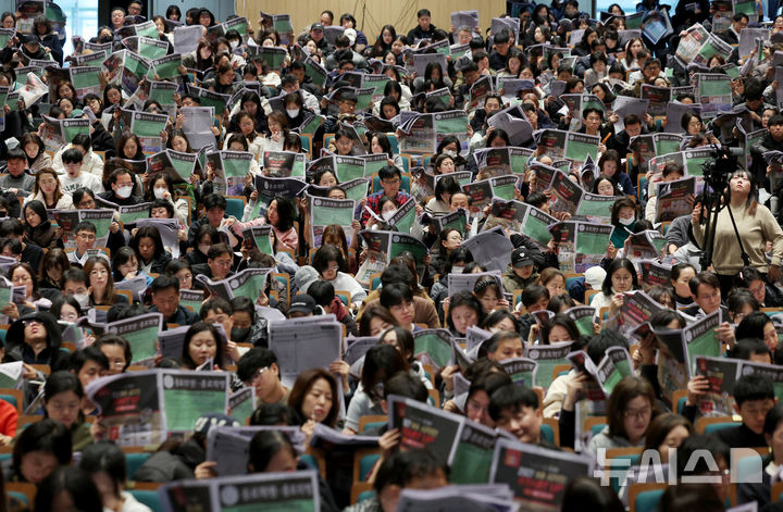 [서울=뉴시스] 김진아 기자 = 7일 서울 종로구 성균관대학교 600주년 기념관에서 열린 종로학원 주최 2026 정시 합격 가능선 예측 및 지원전략 설명회에서 참석자들이 배치표를 살펴보고 있다. 2025.12.07. bluesoda@newsis.com
