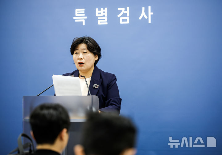 [서울=뉴시스] 정병혁 기자 = 박지영 내란특검 특검보가 7일 서울 서초구 서울고등검찰청에 마련된 내란특검에서 추경호 국민의힘 의원에 대한 내란중요임무종사혐의 기소 브리핑을 하고 있다. 2025.12.07. jhope@newsis.com