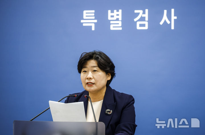 [서울=뉴시스] 정병혁 기자 = 박지영 내란특검 특검보가 7일 서울 서초구 서울고등검찰청에 마련된 내란특검에서 추경호 국민의힘 의원에 대한 내란중요임무종사혐의 기소 브리핑을 하고 있다. 2025.12.07. jhope@newsis.com