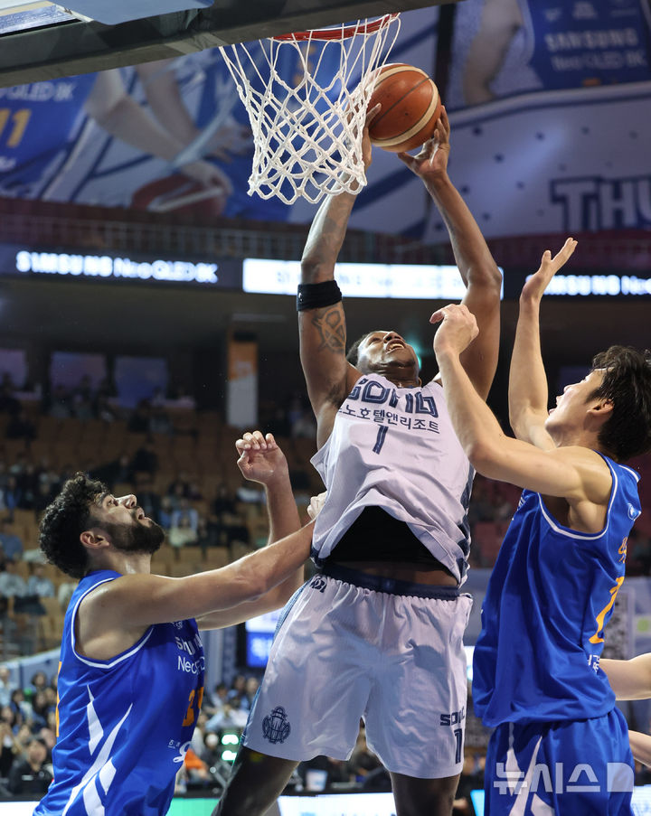 [서울=뉴시스] 황준선 기자 = 7일 서울 송파구 잠실실내체육관에서 열린 2025~2026시즌 LG전자 프로농구 정규리그 고양 소노 스카이거너스와 서울 삼성 썬더스의 경기, 소노 네이던 나이트가 슛 하고 있다. 2025.12.07. hwang@newsis.com