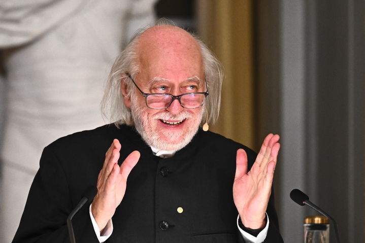 [스톡홀름=AP/뉴시스] 노벨 문학상 수상자 크러스너호르커이 라슬로(헝가리, 71)가 7일(현지 시간) 스웨덴 스톡홀름 한림원 그랜드홀에서 강연하고 있다. 라슬로는 지난 10월 9일 노벨 문학상 수상자 선정 후 처음으로 공식 석상에 모습을 나타냈다. 노벨상 강연은 노벨 주간(12월6일~12일)에 맞춰 수상자가 거치는 의례이다. 2025.12.08.