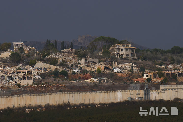 [AP/뉴시스] 11월 30일 사진으로 1년 전 이스라엘의 공습에 파괴된 국경선 위쪽 레바논 마을. 이스라엘 최북단 메툴라에서 본 모습