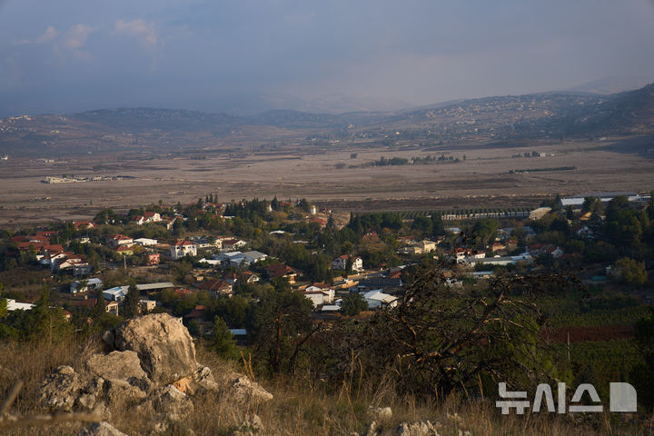 [AP/뉴시스] 레바논과 국경을 접하고 있는 이스라엘 최북단 마을 메툴라
