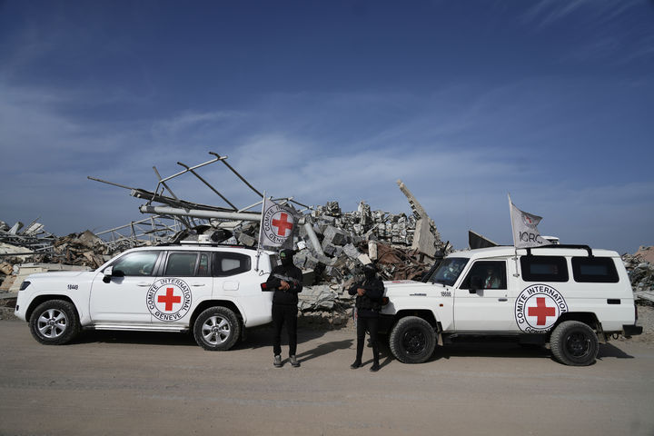 [가자시티=AP/뉴시스] 가자지구 가자시티에서 12월 8일 하마스 무장대원들이 국제적십자위원회(ICRC) 관계자들과 함께 인질 유해를 수색하기 위해 인근 자이툰 지역으로 이동하고 있다. 2025.12. 12.