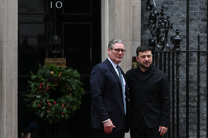 [런던=AP/뉴시스] 키어 스타머 영국 총리와 볼로디미르 젤렌스키 우크라이나 대통령이 8일 런던 다우닝가 10번지 총리 관저 정문 앞에서 대화하고 있다.2025.12.10. 