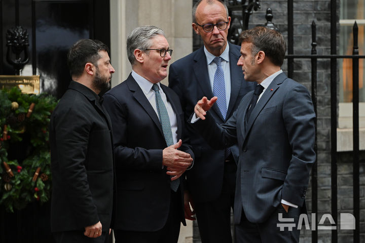 [AP/뉴시스] 8일 런던 영국 총리 관저 앞에서 젤렌스키 우크라이나 대통령, 스타머 영국 총리, 메르츠 독일 총리 및 마크롱 프랑스 대통령이 이야기하고 있다
