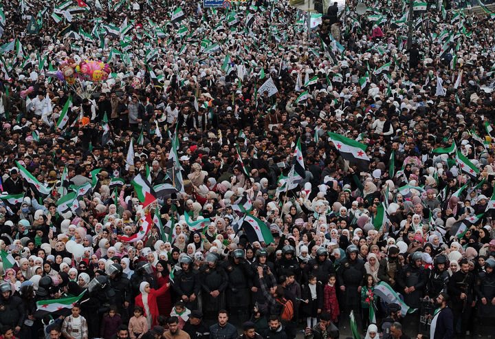 [다마스쿠스=AP/뉴시스] 지난 8일(현지 시간) 시리아 시민들이 수도 다마스쿠스에서 알아사드 독재 정권 축출 1주년을 기념하는 행사에 참석해 있다. 2025.12.14.