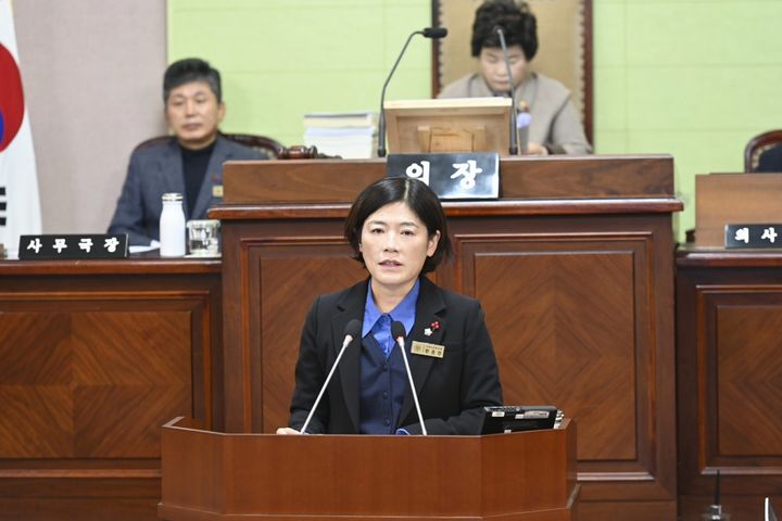 [거제=뉴시스] 신정철 기자 = 경남 거제시의회 제259회 정례회 제2차 본회의에서 한은진 의원은 5분 자유발언을 통해 “단 한 명의 시민도 재난 앞에서 소외되지 않는 거제를 만들어야 한다”며 "장애인·고령자 등 재난취약계층을 위한 맞춤형 안전정책 강화"를 촉구했다. 사진은 지난 4일 한은진 의원의 5분 자유발언 모습.(사진=거제시의회 제공).2025.12.07. photo@newsis.com *재판매 및 DB 금지