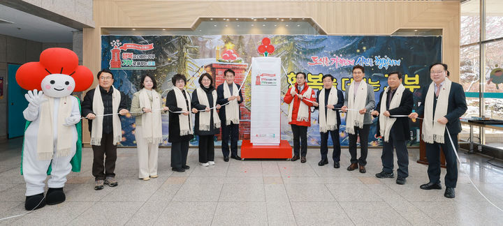 [군포=뉴시스] 하은호 경기 군포시장(왼쪽 여섯번째)이 5일 군포시청 본관1층 로비에서 열린 '희망2026 나눔캠페인 사랑의 온도탑' 제막식에서 참석자들과 기념촬영을 하고 있다.(사진=군포시 제공) 2025.12.08. photo@newsis.com *재판매 및 DB 금지