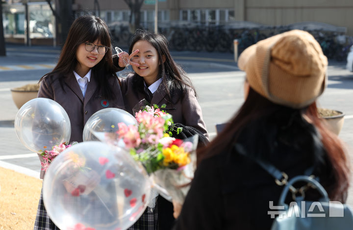 [서울=뉴시스] 고승민 기자 = 지난해 3월 서울 잠실여자고등학교(일신여중과 이음학교)에서 열린 2024학년도 서울형 통합운영학교 입학식에서 신입생들이 기념촬영을 하고 있다. 2024.03.04. kkssmm99@newsis.com