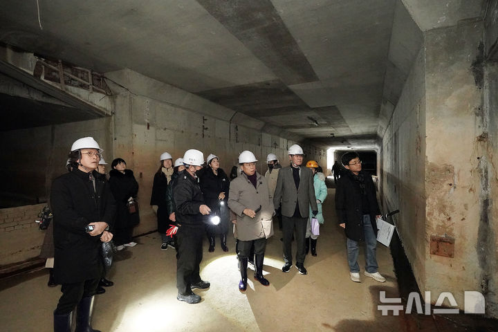 [성남=뉴시스] 경기 성남물빛정원 지하 공동구 활용도를 찾기 위해 진행 중인 시민 탐사대 프로그램에 참여 중인 신상진 성남시장. (사진=성남시 제공) 2025.12.08. photo@newsis.com