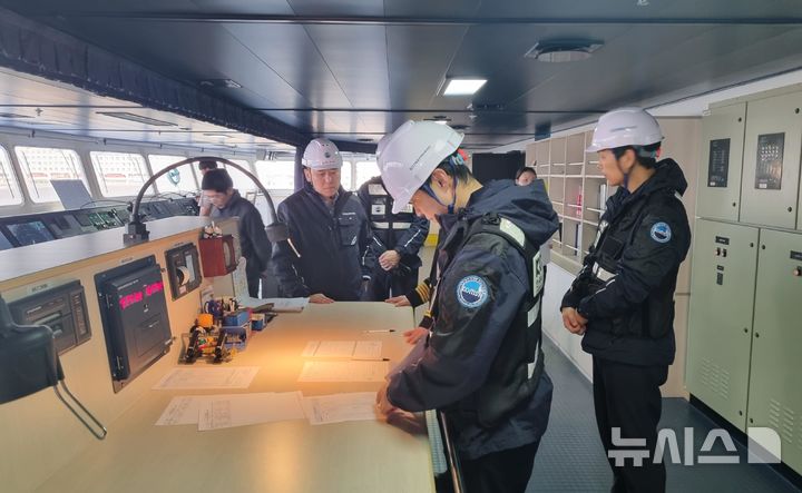 [서울=뉴시스] 김준석 한국해양교통안전공단(KOMSA) 이사장(왼쪽 정면)이 지난 7일 제주~목포 카페리선 '퀸제누비아호'에 승선해 운항관리규정 이행 여부 등을 집중적으로 점검하고 있다. 