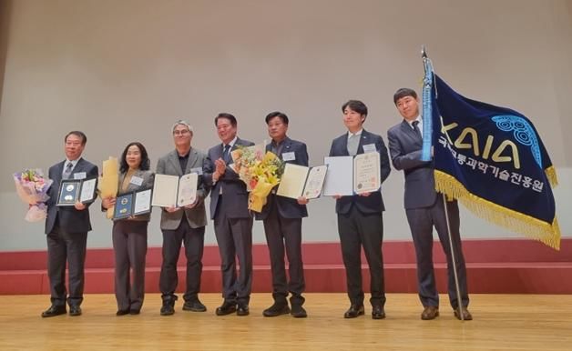 [서울=뉴시스] 국토교통과학기술진흥원은 지난 5일 '2025년 대한민국 자원봉사 대상'에서 국무총리 표창을 수상했다고 8일 밝혔다. (사진=국토교통진흥원 제공) 2025.12.08. photo@newsis.com *재판매 및 DB 금지