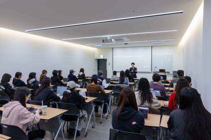 [서울=뉴시스] 숙명여대 '2025 산업군 탐색 아카데미'에서 학생들이 강의를 수강하고 있다. (사진=숙명여대 제공) 2025.12.08. photo@newsis.com *재판매 및 DB 금지