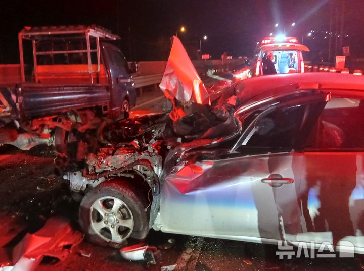 [청주=뉴시스] 8일 새벽 충북 청주시 청원구 오창읍의 교통사고 현장 (사진= 청주동부소방서 제공) 2025.12.08. photo@newsis.com *재판매 및 DB 금지