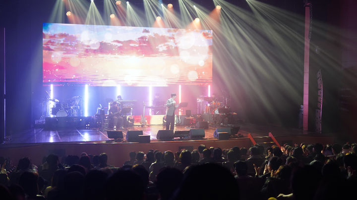 [서산=뉴시스] 충남 서산시가 지난 5일 서산시문화회관에서 개최한 '2025송년 콘서트' 중 초대 가수가 열연을 펼치고 있다. (사진=서산시 제공) 2025.12.08. photo@newsis.com  *재판매 및 DB 금지