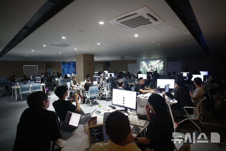 [부천=뉴시스] '인공지능(AI)영상교육센터부천'에서 AI 활용 영상 제작 강의가 이뤄지고 있다. (사진=부천시 제공) 2025.12.08. photo@newsis.com 