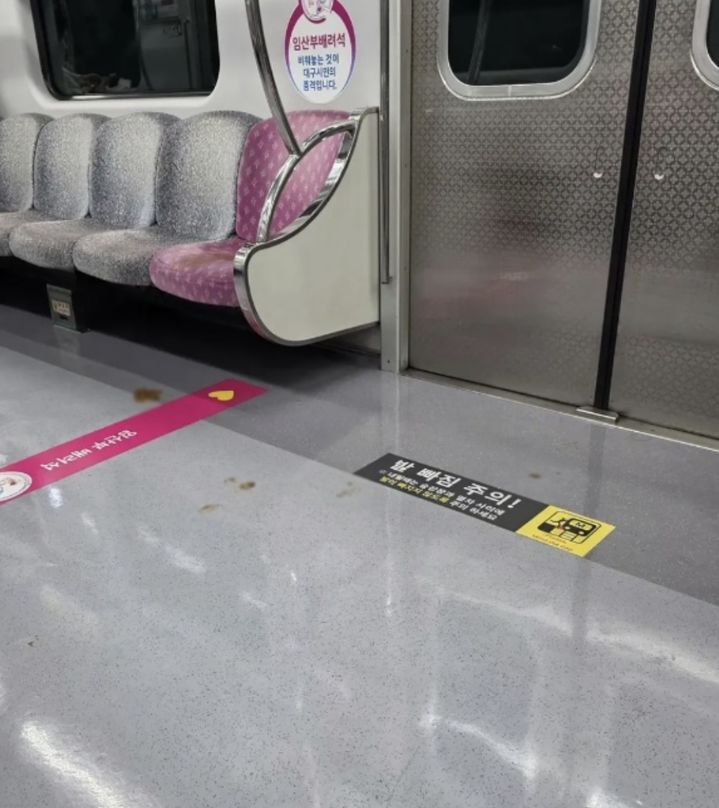 [서울=뉴시스]지난 6일 오후 대구 지하철 안에 누군가 본 대변이 좌석과 바닥에 그대로 남겨진 모습. (사진출처: 스레드) 2025.12.08.