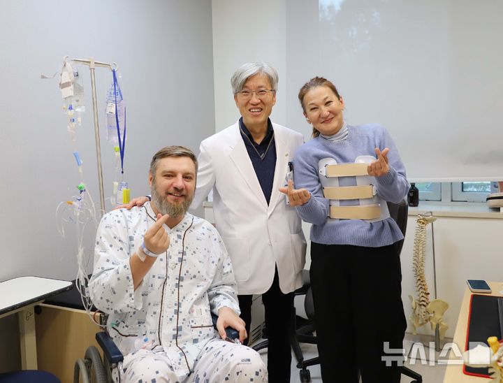 [부천=뉴시스]정일형 기자 = 알렉세이(좌측부터), 임수빈 순천향대 부천병원 신경외과 교수, 아이나쉬. (사진=순천향대 부천병원 제공)