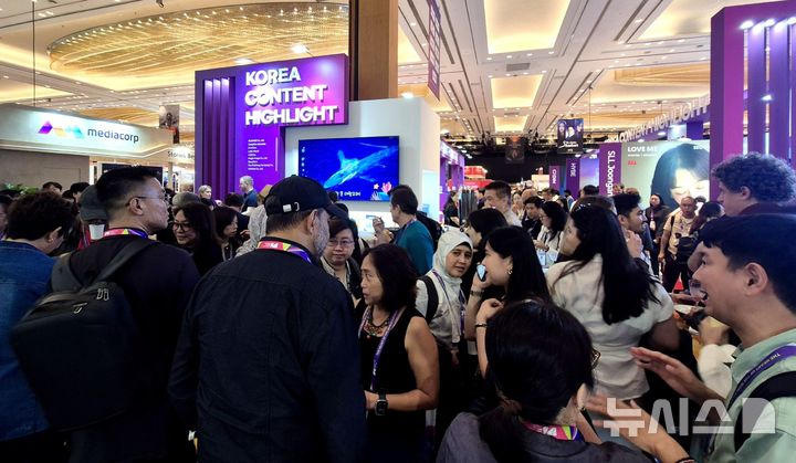 [서울=뉴시스] 3일부터 5일까지 싱가포르에서 개최된 '아시아 티비 포럼 앤드 마켓(ATF) 2025'에서 한국콘텐츠진흥원 이 운영한 한국공동관 현장 (사진=한국콘텐츠진흥원 제공) 2025.12.08. photo@newsis.com