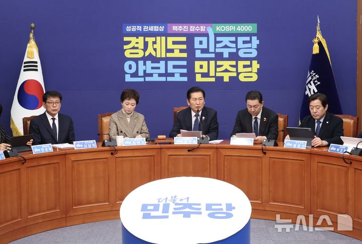 [서울=뉴시스] 조성봉 기자 = 정청래 더불어민주당 대표가 8일 오전 서울 여의도 국회에서 열린 최고위원회의에서 발언을 하고 있다. 2025.12.08. suncho21@newsis.com 